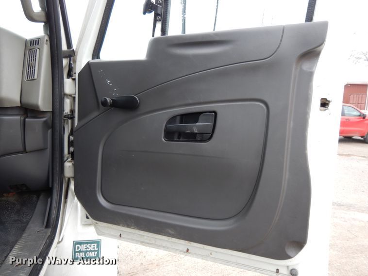 image for item DF6032 2012 International DuraStar 4300 truck cab and chassis