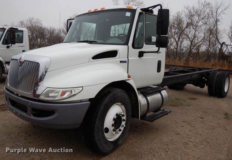 image for item DF6033 2012 International DuraStar 4300 truck cab and chassis