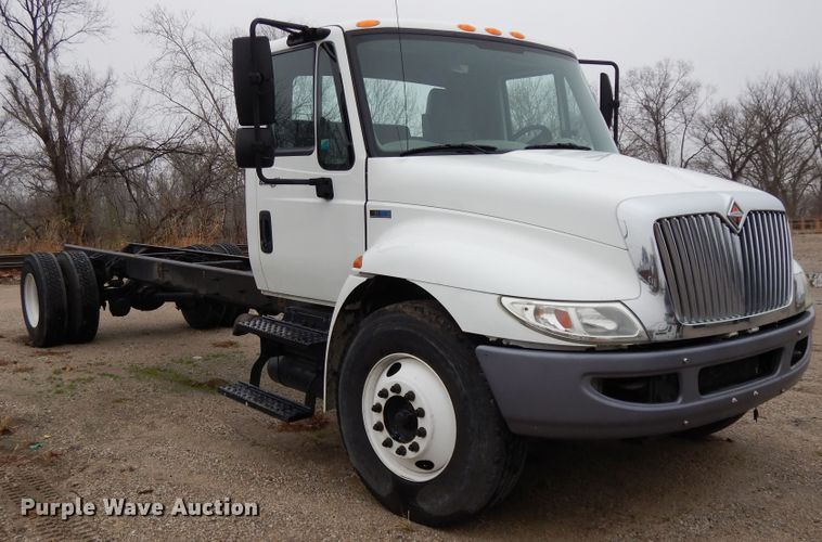 image for item DF6033 2012 International DuraStar 4300 truck cab and chassis