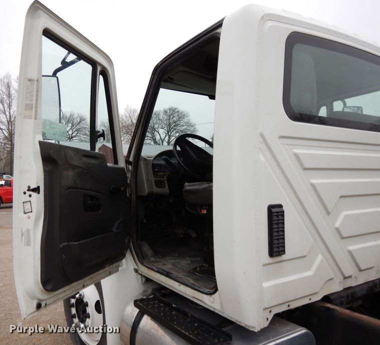 image for item DF6033 2012 International DuraStar 4300 truck cab and chassis