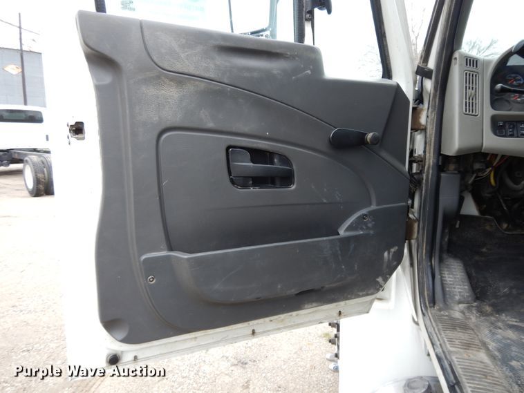 image for item DF6033 2012 International DuraStar 4300 truck cab and chassis