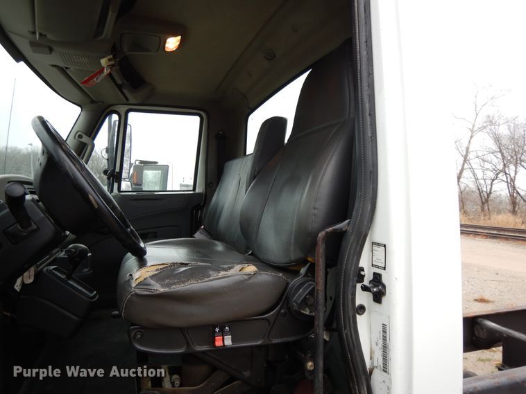 image for item DF6033 2012 International DuraStar 4300 truck cab and chassis
