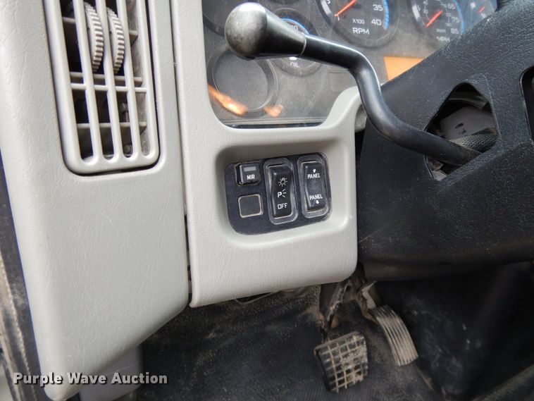 image for item DF6033 2012 International DuraStar 4300 truck cab and chassis