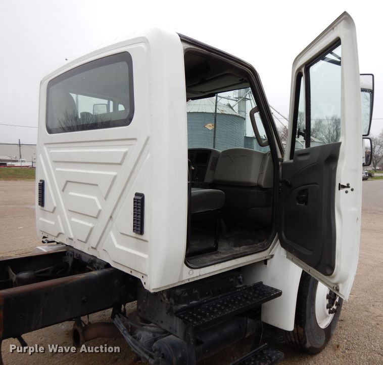 image for item DF6033 2012 International DuraStar 4300 truck cab and chassis