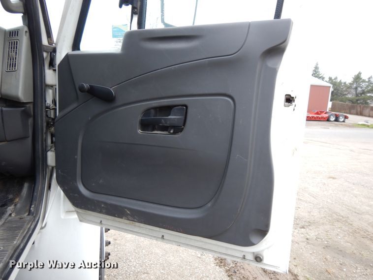 image for item DF6033 2012 International DuraStar 4300 truck cab and chassis