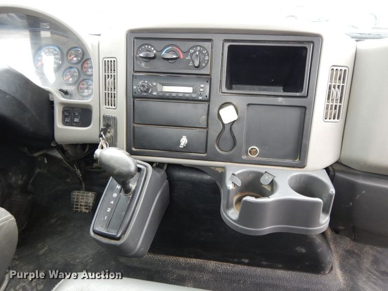 image for item DF6033 2012 International DuraStar 4300 truck cab and chassis