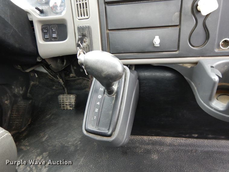 image for item DF6033 2012 International DuraStar 4300 truck cab and chassis