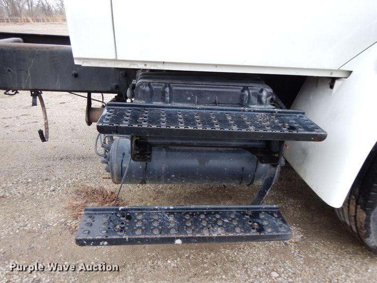 image for item DF6033 2012 International DuraStar 4300 truck cab and chassis