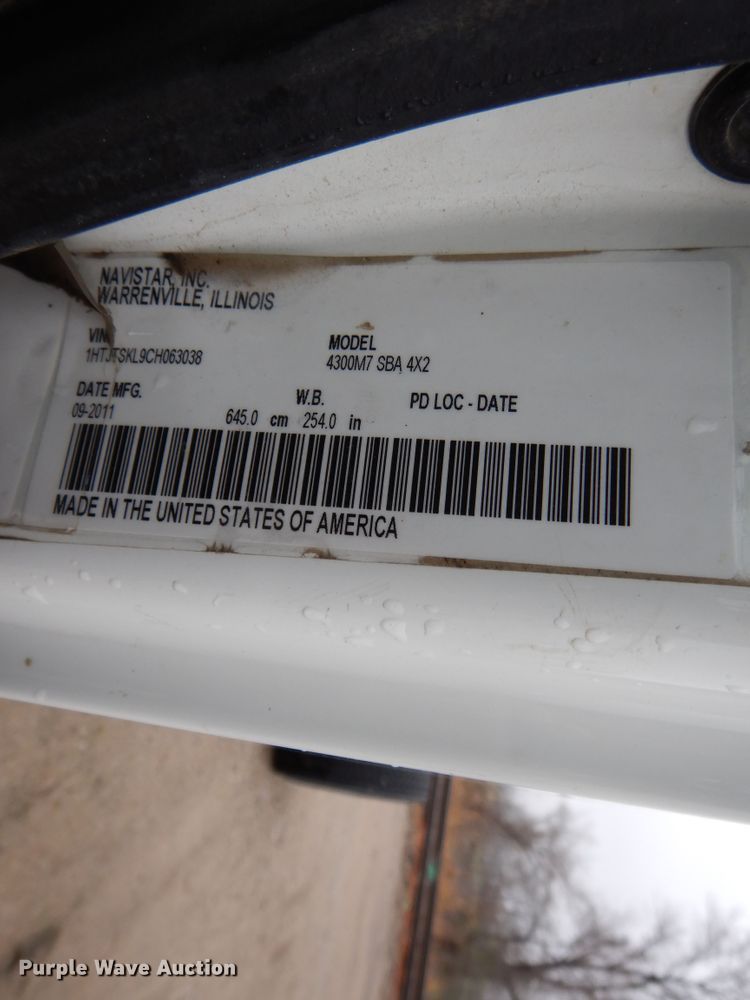 image for item DF6033 2012 International DuraStar 4300 truck cab and chassis