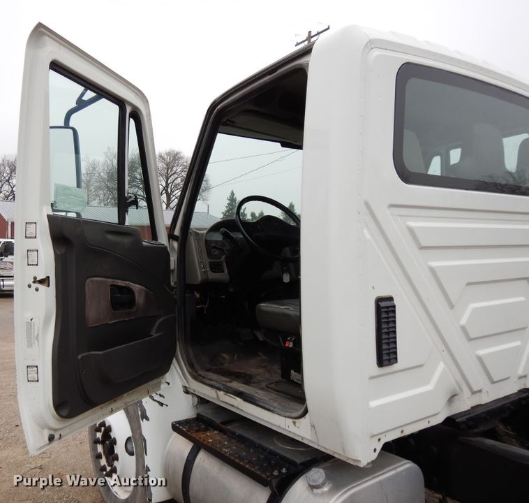image for item DF6034 2012 International DuraStar 4300 truck cab and chassis