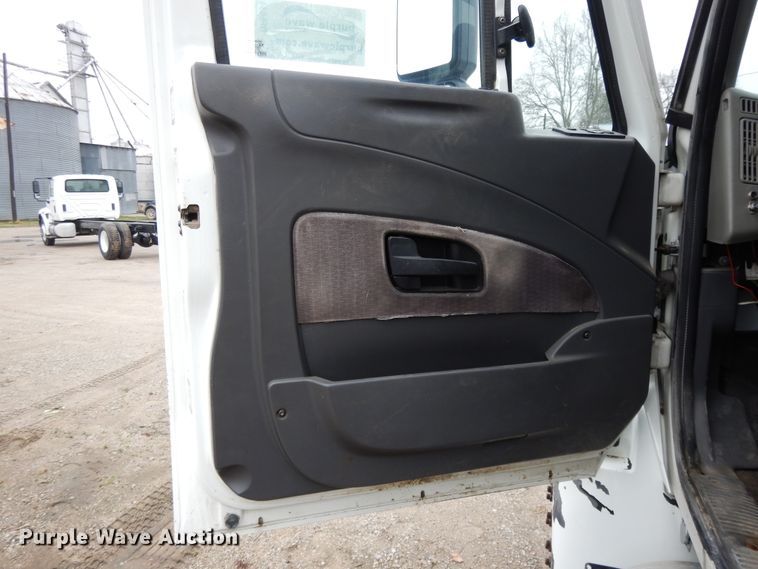 image for item DF6034 2012 International DuraStar 4300 truck cab and chassis