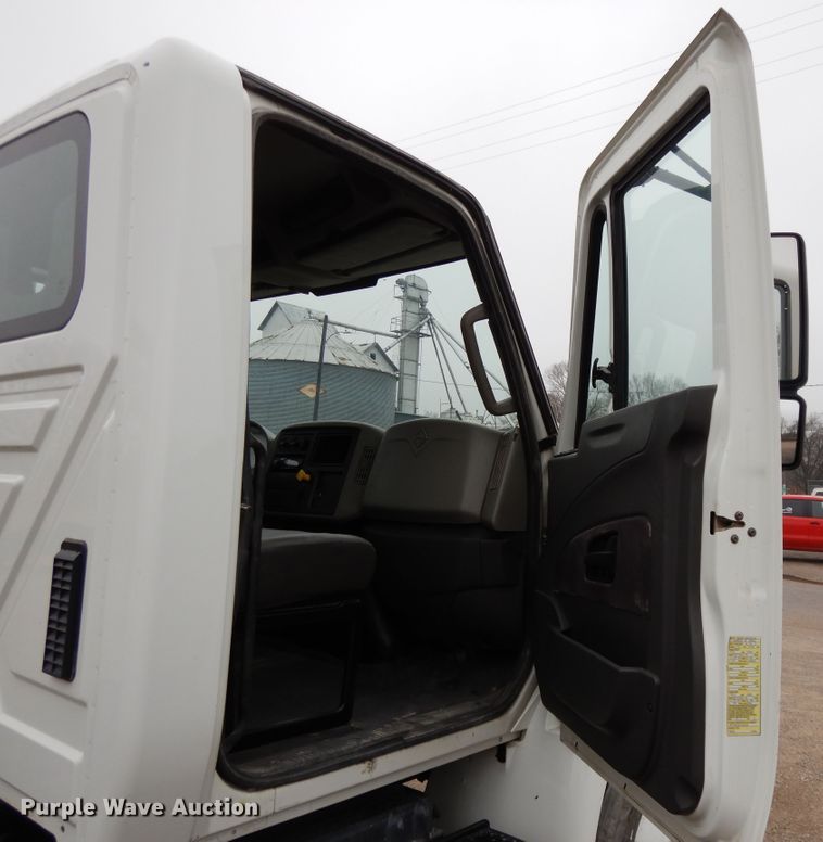 image for item DF6034 2012 International DuraStar 4300 truck cab and chassis