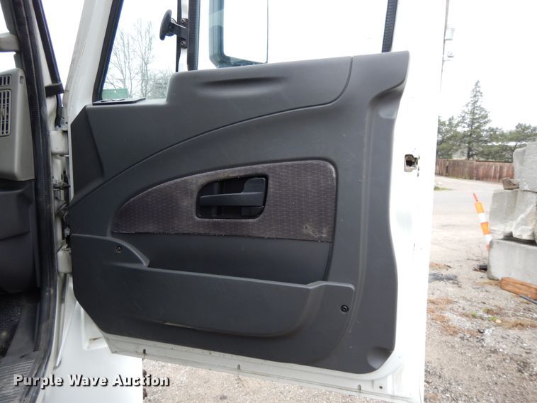 image for item DF6034 2012 International DuraStar 4300 truck cab and chassis