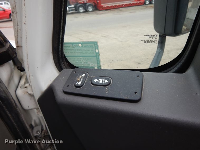 image for item DF6034 2012 International DuraStar 4300 truck cab and chassis