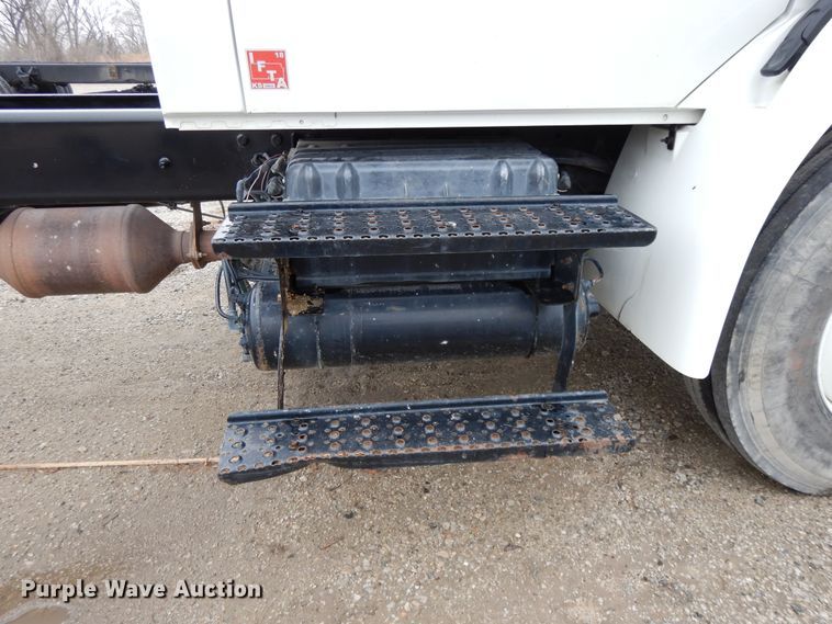 image for item DF6034 2012 International DuraStar 4300 truck cab and chassis