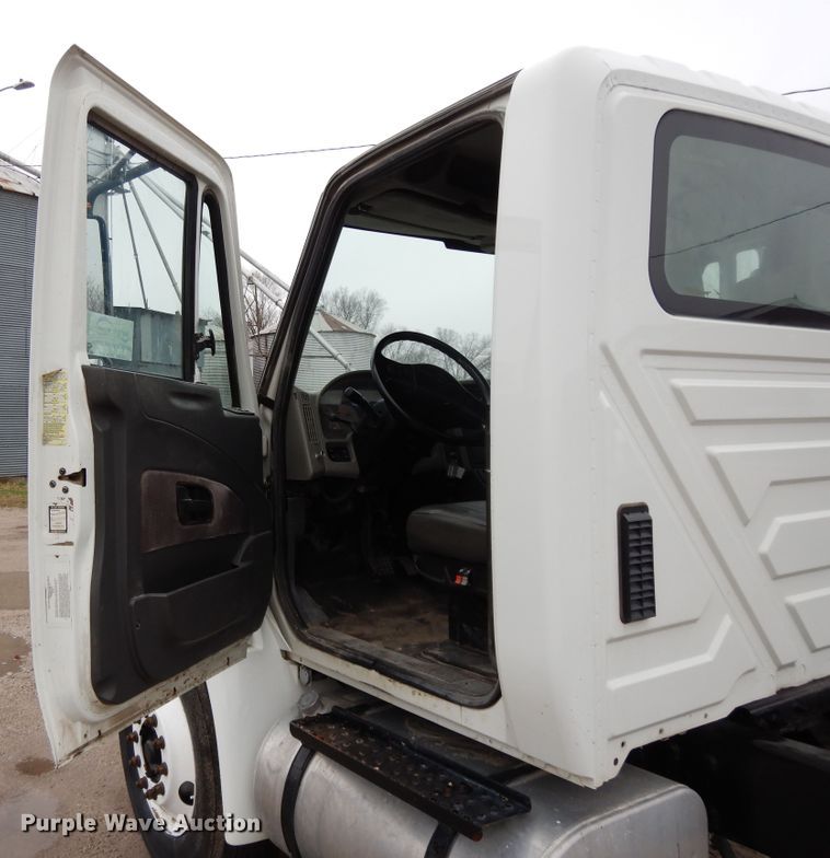 image for item DF6035 2012 International DuraStar 4300 truck cab and chassis