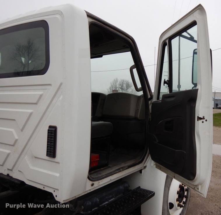 image for item DF6035 2012 International DuraStar 4300 truck cab and chassis