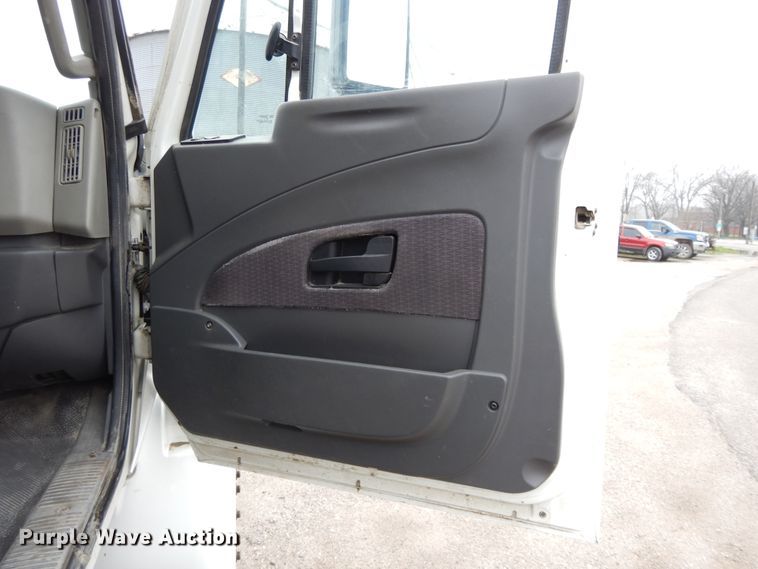 image for item DF6035 2012 International DuraStar 4300 truck cab and chassis