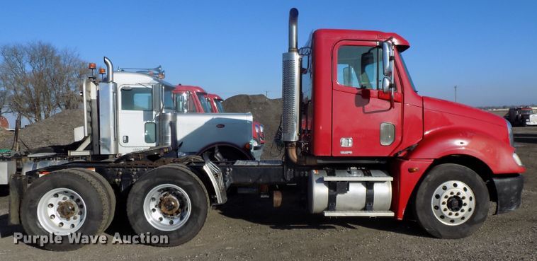 image for item DG2488 2006 Freightliner Columbia semi truck