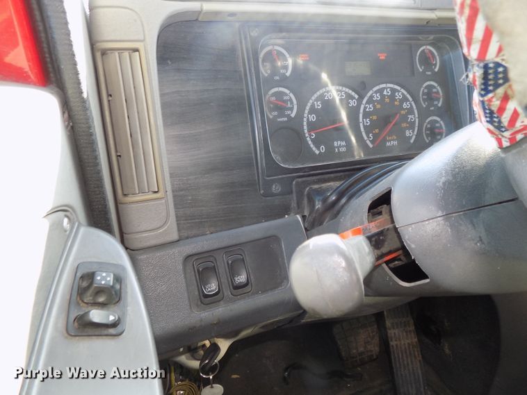 image for item DG2488 2006 Freightliner Columbia semi truck