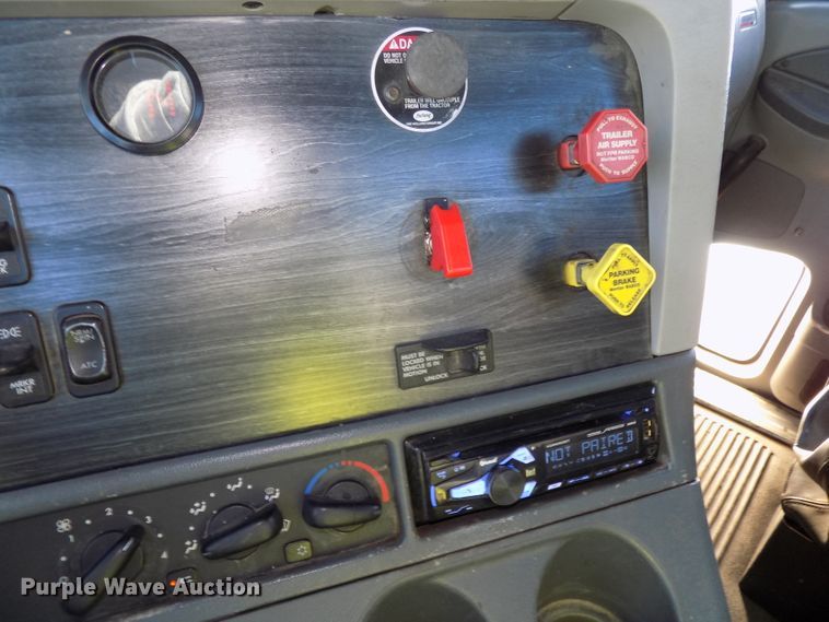 image for item DG2488 2006 Freightliner Columbia semi truck