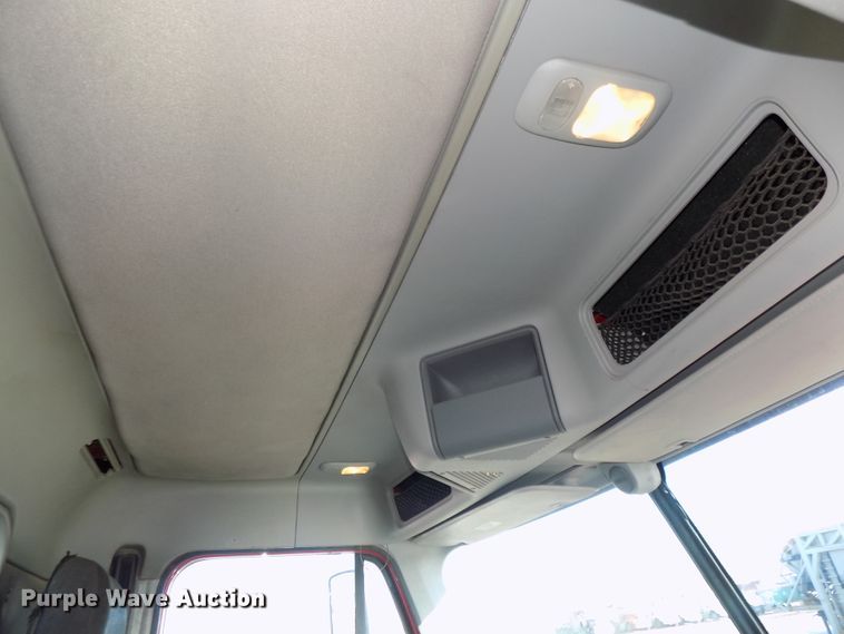 image for item DG2488 2006 Freightliner Columbia semi truck