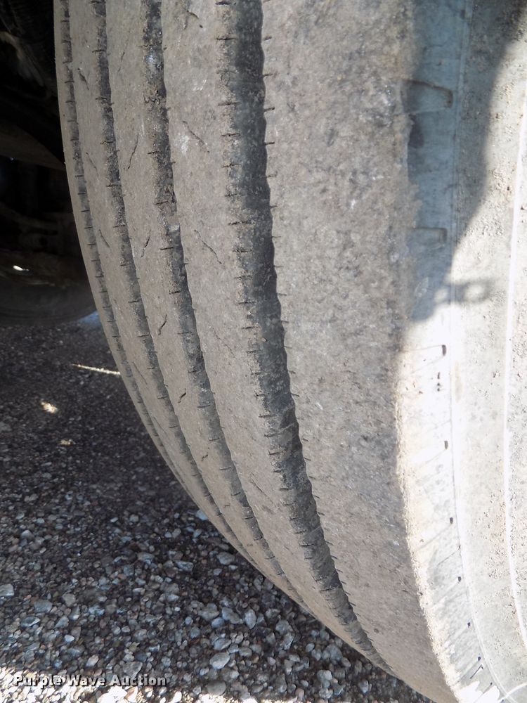 image for item DG2488 2006 Freightliner Columbia semi truck