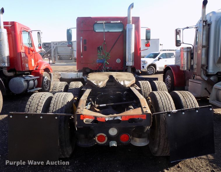 image for item DG2491 2005 Freightliner Columbia semi truck