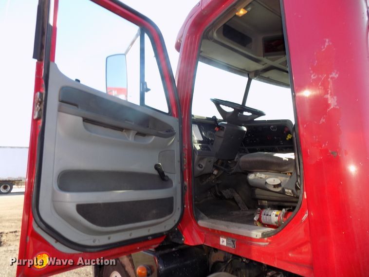 image for item DG2491 2005 Freightliner Columbia semi truck