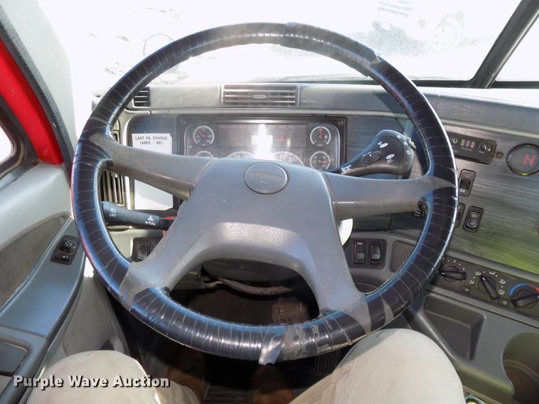 image for item DG2491 2005 Freightliner Columbia semi truck