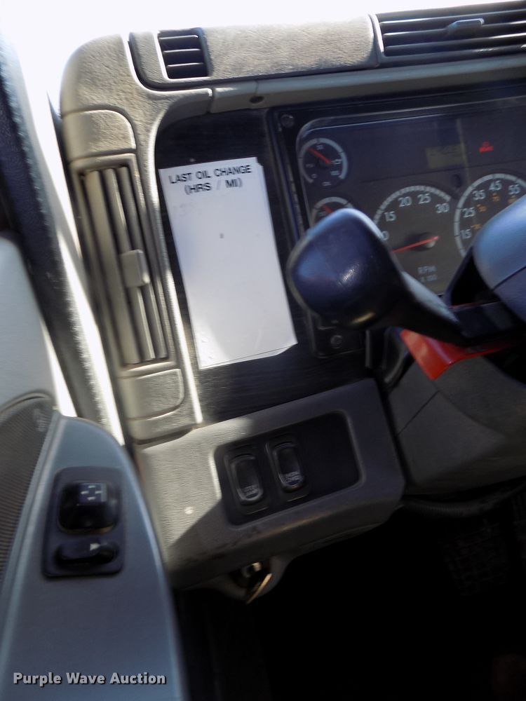 image for item DG2491 2005 Freightliner Columbia semi truck