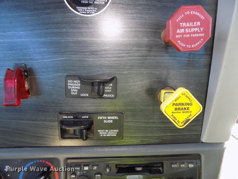 image for item DG2491 2005 Freightliner Columbia semi truck