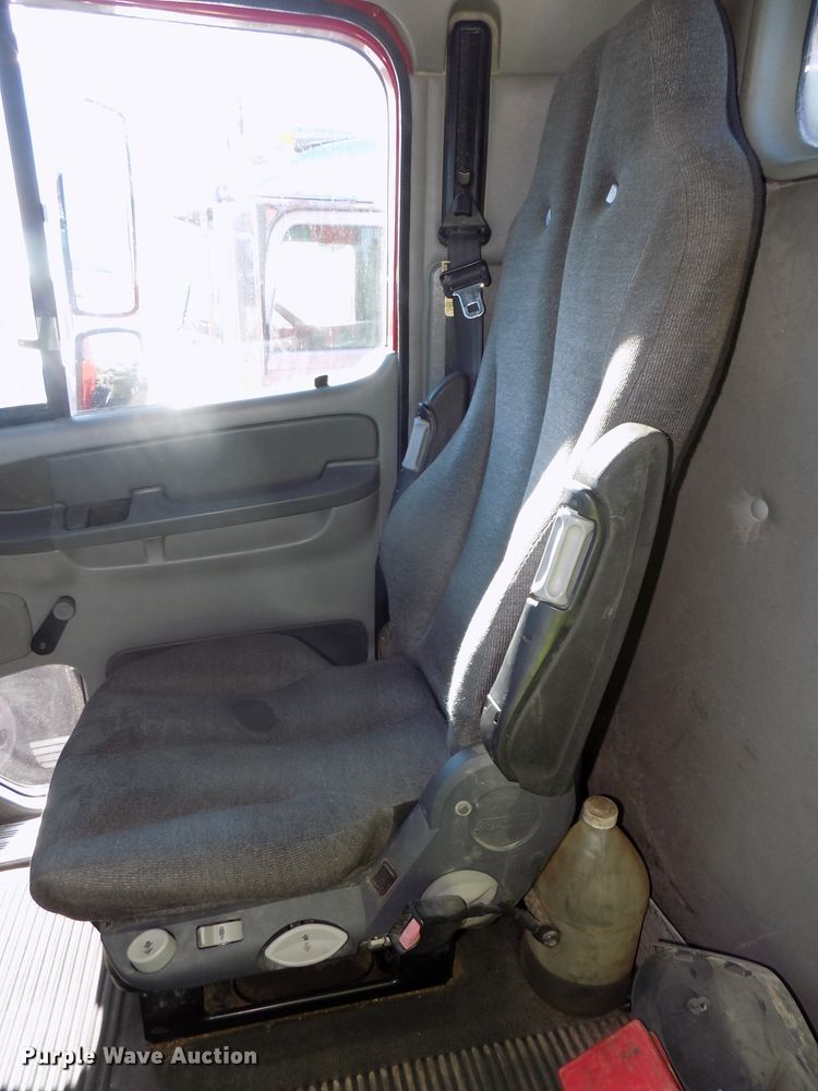 image for item DG2491 2005 Freightliner Columbia semi truck