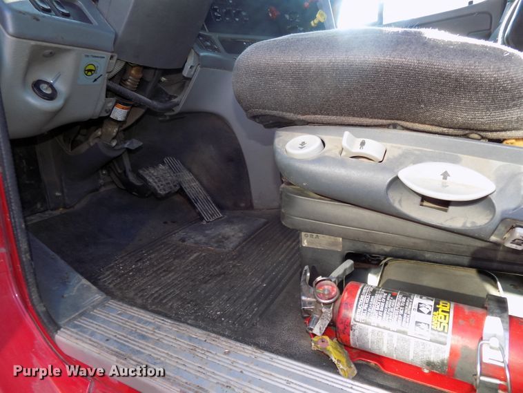 image for item DG2491 2005 Freightliner Columbia semi truck