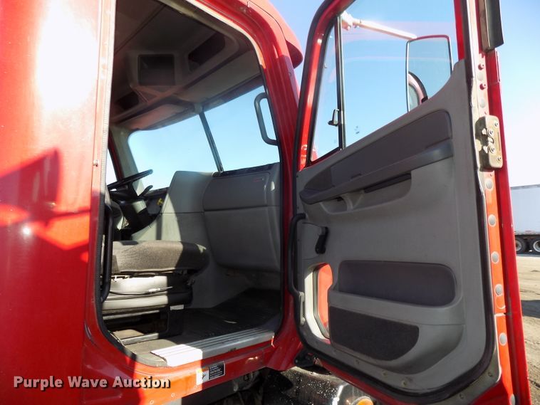 image for item DG2491 2005 Freightliner Columbia semi truck