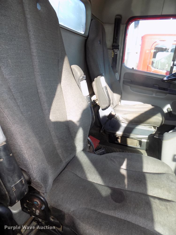 image for item DG2491 2005 Freightliner Columbia semi truck