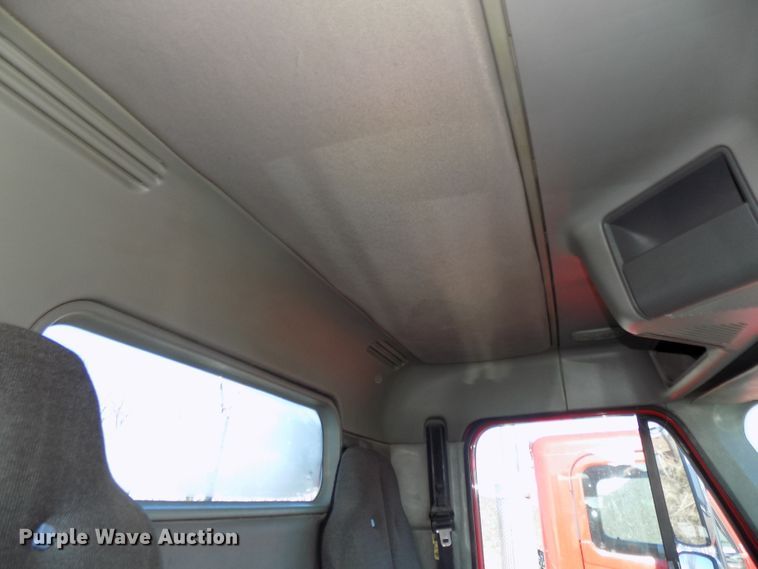 image for item DG2491 2005 Freightliner Columbia semi truck