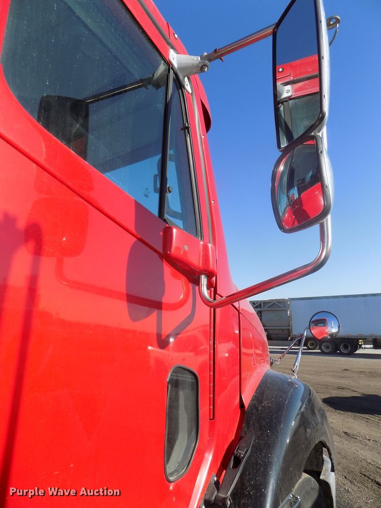 image for item DG2491 2005 Freightliner Columbia semi truck