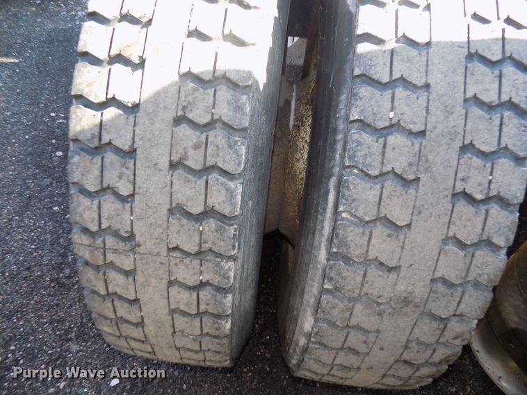 image for item DG2491 2005 Freightliner Columbia semi truck