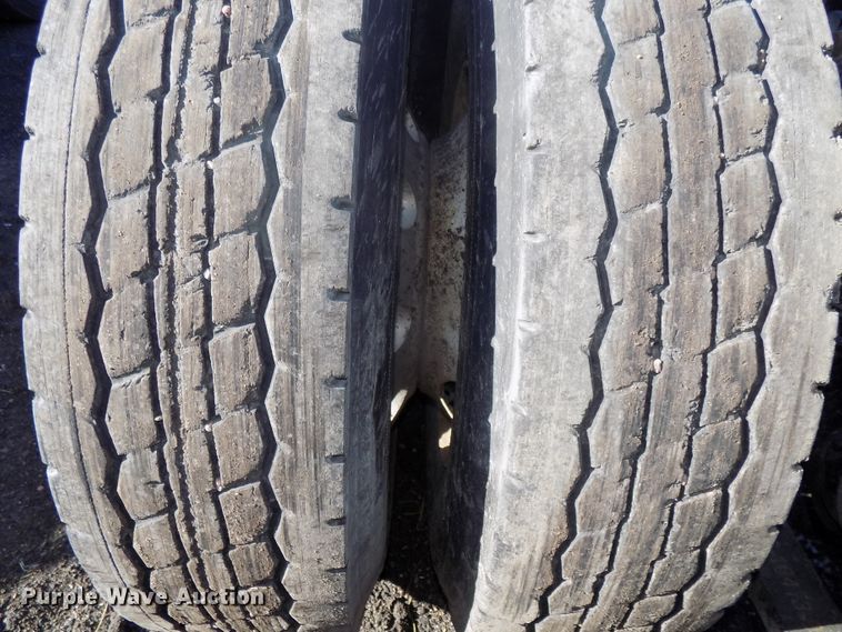 image for item DG2491 2005 Freightliner Columbia semi truck