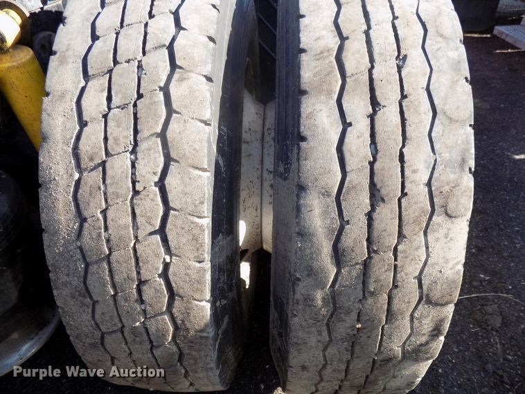 image for item DG2491 2005 Freightliner Columbia semi truck