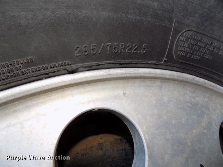 image for item DG2491 2005 Freightliner Columbia semi truck