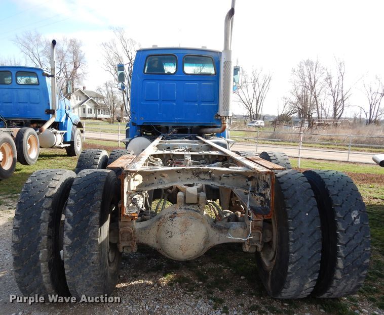 image for item DG6350 2007 Sterling LT8500 truck cab and chassis