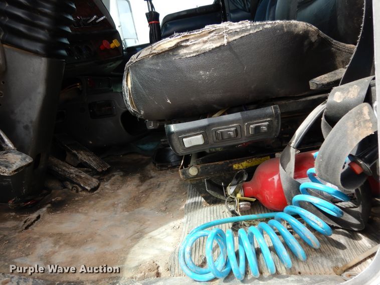 image for item DH2401 2003 Kenworth semi truck