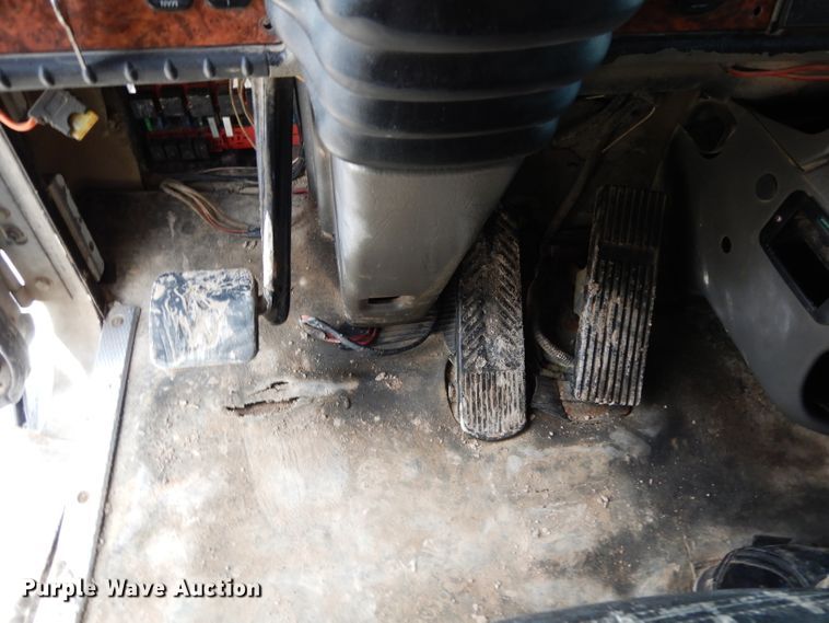 image for item DH2401 2003 Kenworth semi truck