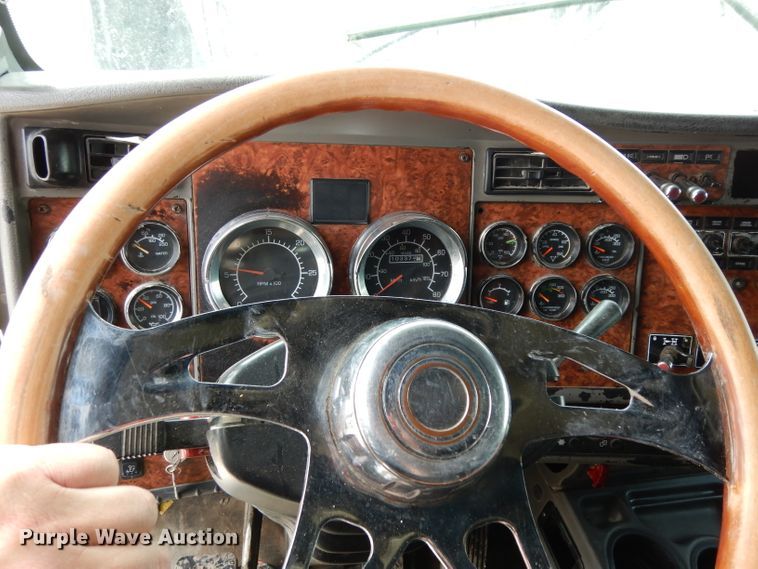 image for item DH2401 2003 Kenworth semi truck