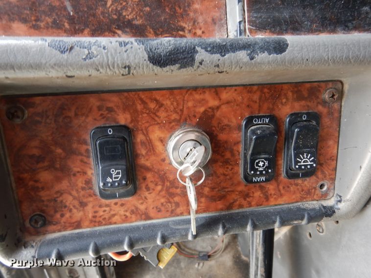 image for item DH2401 2003 Kenworth semi truck