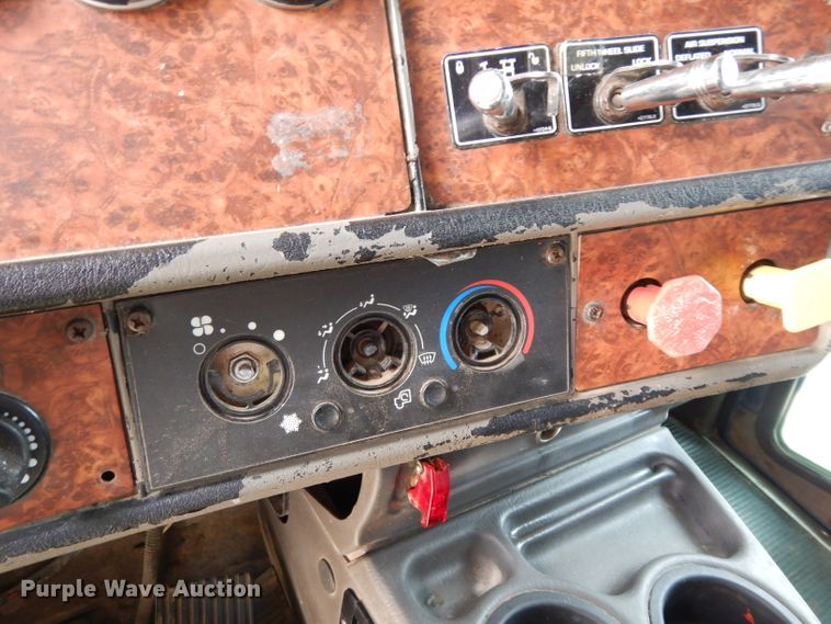 image for item DH2401 2003 Kenworth semi truck