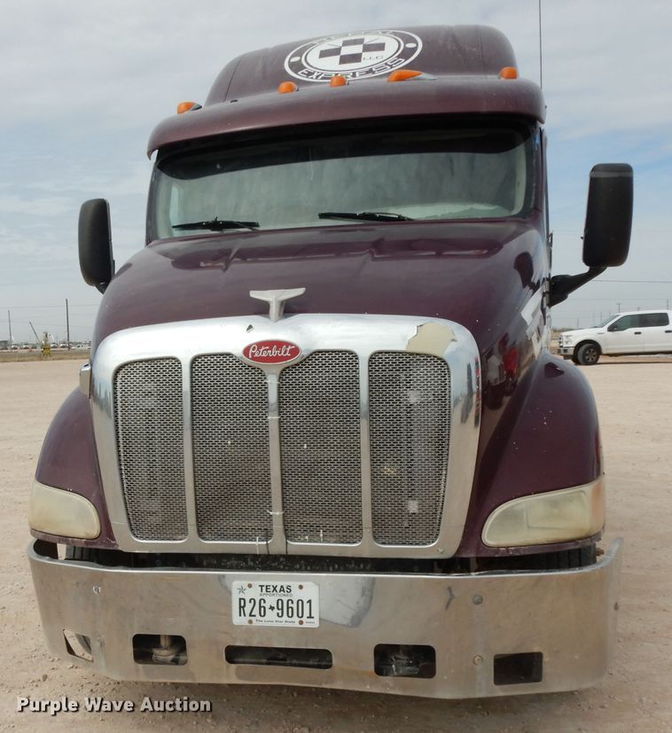 image for item DH2402 2010 Peterbilt 387 semi truck
