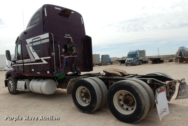 image for item DH2402 2010 Peterbilt 387 semi truck